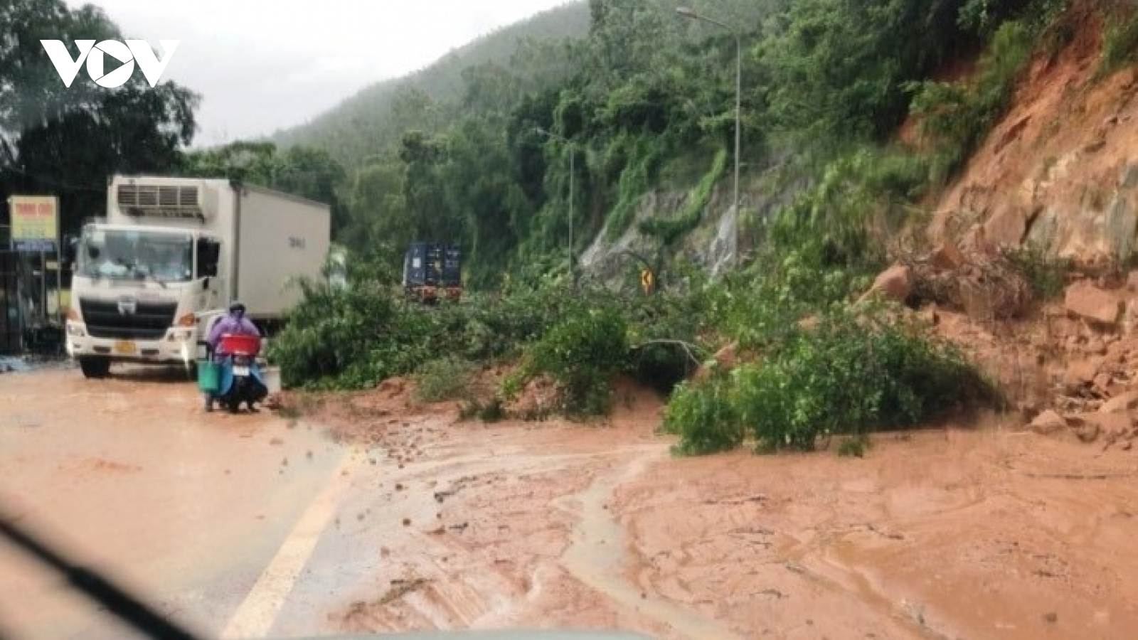 Sạt lở núi tràn xuống Quốc lộ 1D, ngập 300 hộ dân vùng trũng ở Bình Định